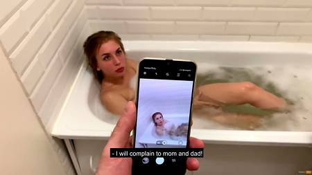 Русский парень трахнул в ванной сестру и мощно кончил ей задницу