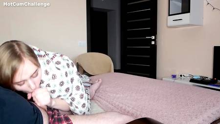 Няшная блондинка строчит минет брату за спиной полуголой мамы