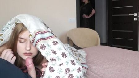 Няшная блондинка строчит минет брату за спиной полуголой мамы