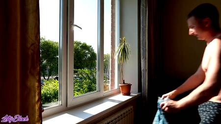 Светловолосая русская шлюшка изменяет мужу с мойщиком окон