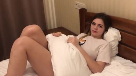 Шаловливая сестричка запрыгнула на член брата ради приятного оргазма