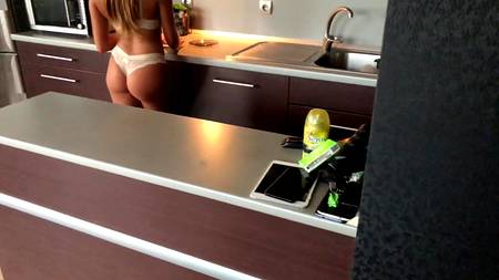 Накаченный парень пялит в тугую задницу стройную девушку