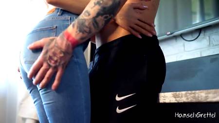 Красотка в обтягивающих джинсах отдалась раком ненасытному ловеласу