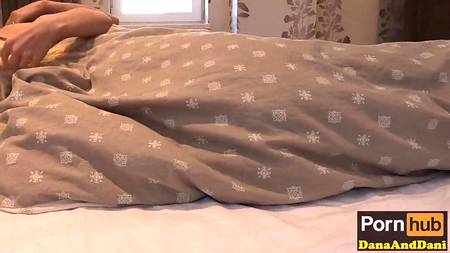 Похотливая дочурка обоссала хуй отца перед тем как он в нее вставил