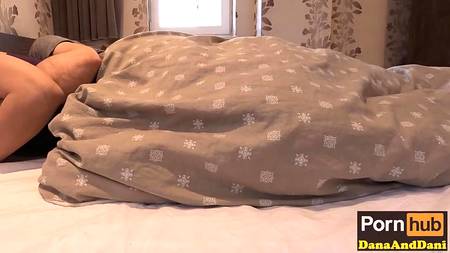 Похотливая дочурка обоссала хуй отца перед тем как он в нее вставил