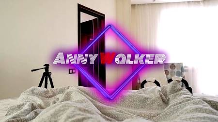 Стройная блондинка оргазмирует сверху на парне от первого лица