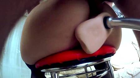 Наклонилась раком и ощутила приятное двойное проникновение