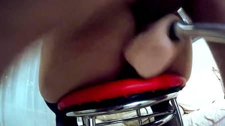 Наклонилась раком и ощутила приятное двойное проникновение