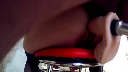 Наклонилась раком и ощутила приятное двойное проникновение