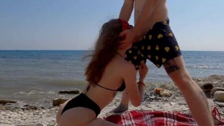 Русская парочка занимается анальным сексом днем на пляже