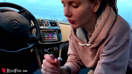 Белокурая русская сучка глубоко отсасывает парню в автомобиле