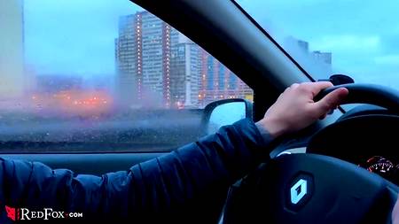 Белокурая русская сучка глубоко отсасывает парню в автомобиле