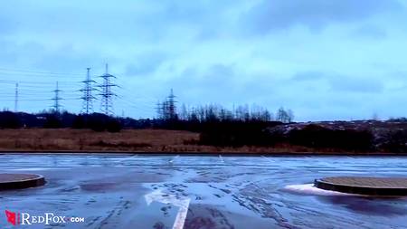 Белокурая русская сучка глубоко отсасывает парню в автомобиле