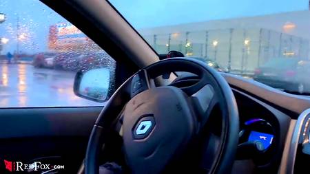 Белокурая русская сучка глубоко отсасывает парню в автомобиле