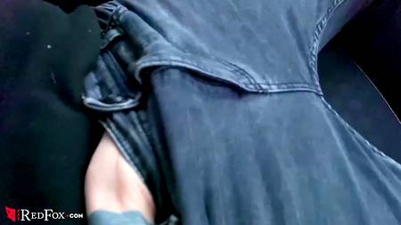 Белокурая русская сучка глубоко отсасывает парню в автомобиле