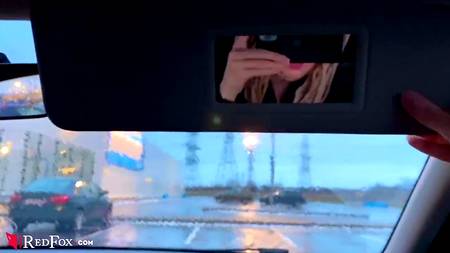 Белокурая русская сучка глубоко отсасывает парню в автомобиле