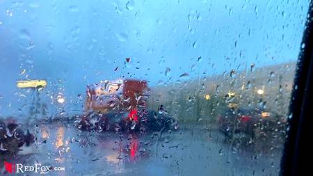 Белокурая русская сучка глубоко отсасывает парню в автомобиле