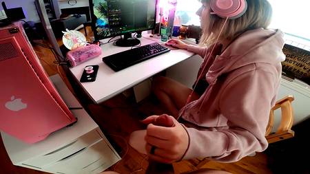 Молодая телка подрочила и запрыгнула на твердый хуй от первого лица