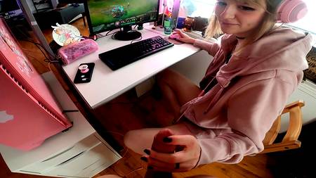 Молодая телка подрочила и запрыгнула на твердый хуй от первого лица