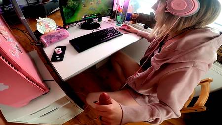 Молодая телка подрочила и запрыгнула на твердый хуй от первого лица