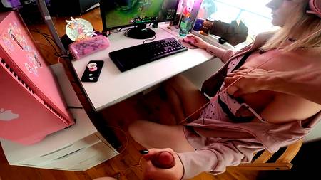 Молодая телка подрочила и запрыгнула на твердый хуй от первого лица