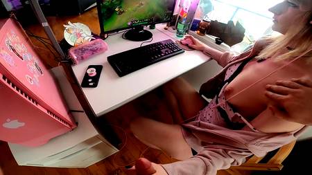 Молодая телка подрочила и запрыгнула на твердый хуй от первого лица