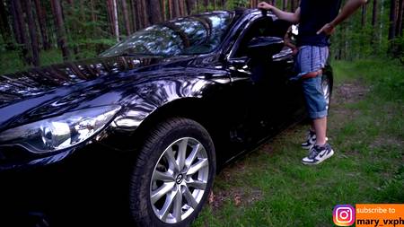 Красивая телочка строчит минет парню подошедшему к автомобилю