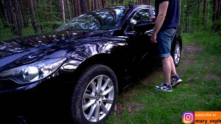 Красивая телочка строчит минет парню подошедшему к автомобилю