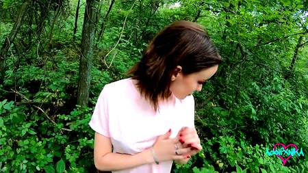 Голубоглазая краля доставляет оральное удовольствие парню от первого лица