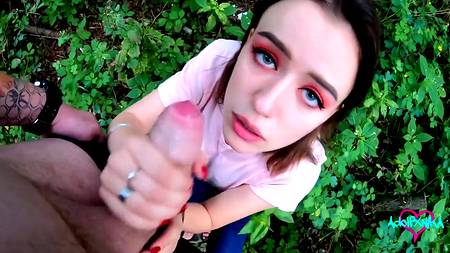 Голубоглазая краля доставляет оральное удовольствие парню от первого лица