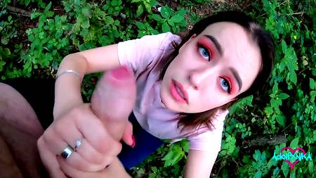 Голубоглазая краля доставляет оральное удовольствие парню от первого лица