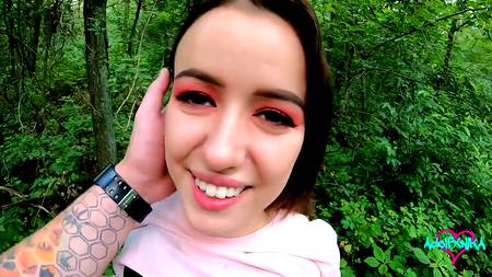 Голубоглазая краля доставляет оральное удовольствие парню от первого лица