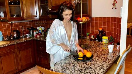 Худенькие лесбиянки наслаждаются красивым сексом на кухонном столе