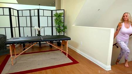 Зрелые лесбиянки лижутся с молодой девушкой на массажном столе