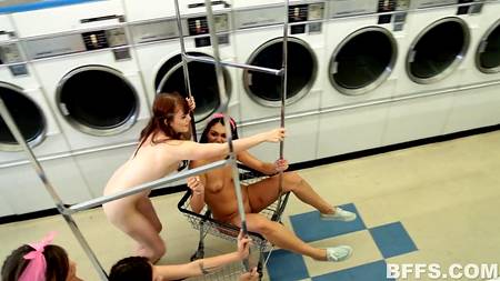 Мускулистый мужик ебет в прачечной толпу грудастых девушек