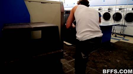 Мускулистый мужик ебет в прачечной толпу грудастых девушек