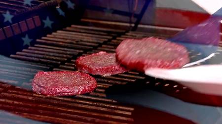 Страстный пихарь отымел по очереди двух сучек и мощно кончил им в рот