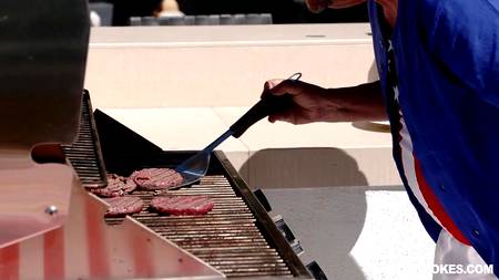 Страстный пихарь отымел по очереди двух сучек и мощно кончил им в рот