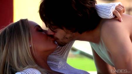 Загорелая блондинка извиваются на члене парня на улице у бассейна