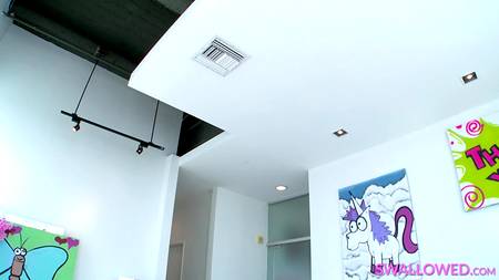 Похотливые нимфы лижут анал мужику и очень глубоко сосут толстый хуй