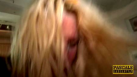Мужик жестко ебет в задницу светловолосую милфу с пирсингом на пизде