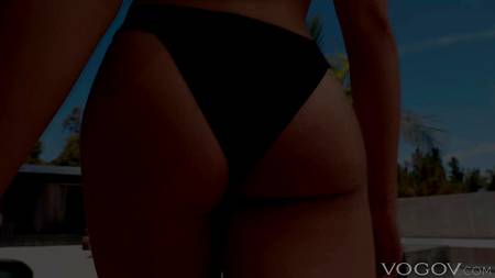 Страстный ловелас пялит во все щели брюнетку с красивой фигурой