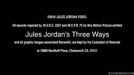 Накаченные мужики оприходовали с двух сторон миниатюрную азиатку