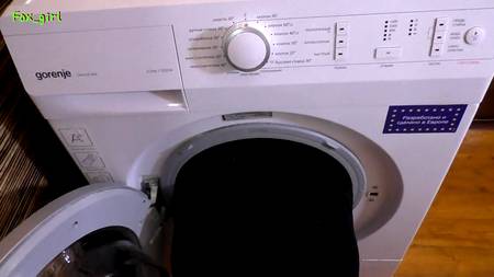 Русский кобель оприходовал сзади застрявшую в стиралке сестру