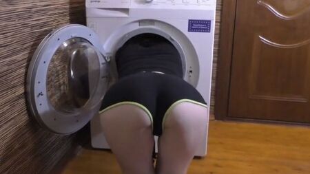 Русский кобель оприходовал сзади застрявшую в стиралке сестру