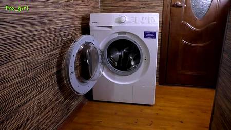 Русский кобель оприходовал сзади застрявшую в стиралке сестру