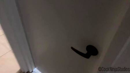 Батя снимает на камеру как трахает дочурку от первого лица