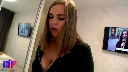 Жопастая краля строчит глубокий минет парню в домашней обстановке