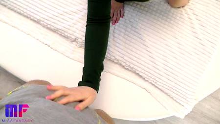 Жопастая краля строчит глубокий минет парню в домашней обстановке