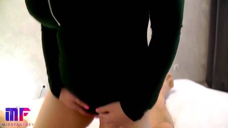 Жопастая краля строчит глубокий минет парню в домашней обстановке